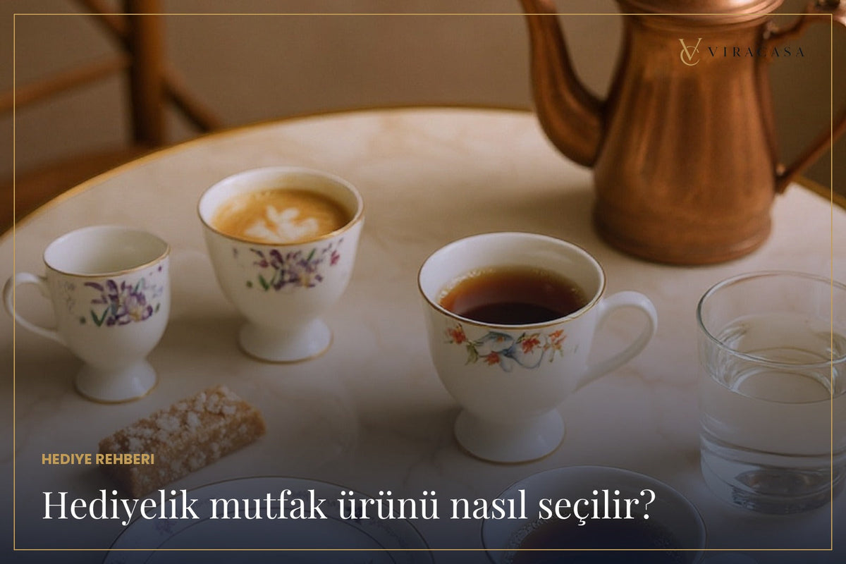 Hediyelik ayaklı porselen kahve fincan takımı servis edilirken