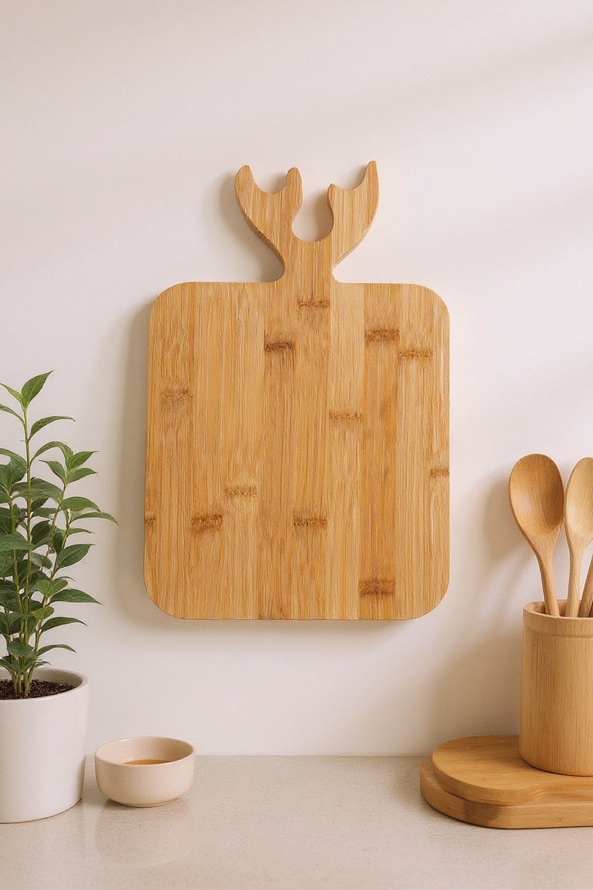 Bambu Kesme Tahtası 37x20 cm Geyik Boynuzu sofra üzerinde kullanım görüntüsü