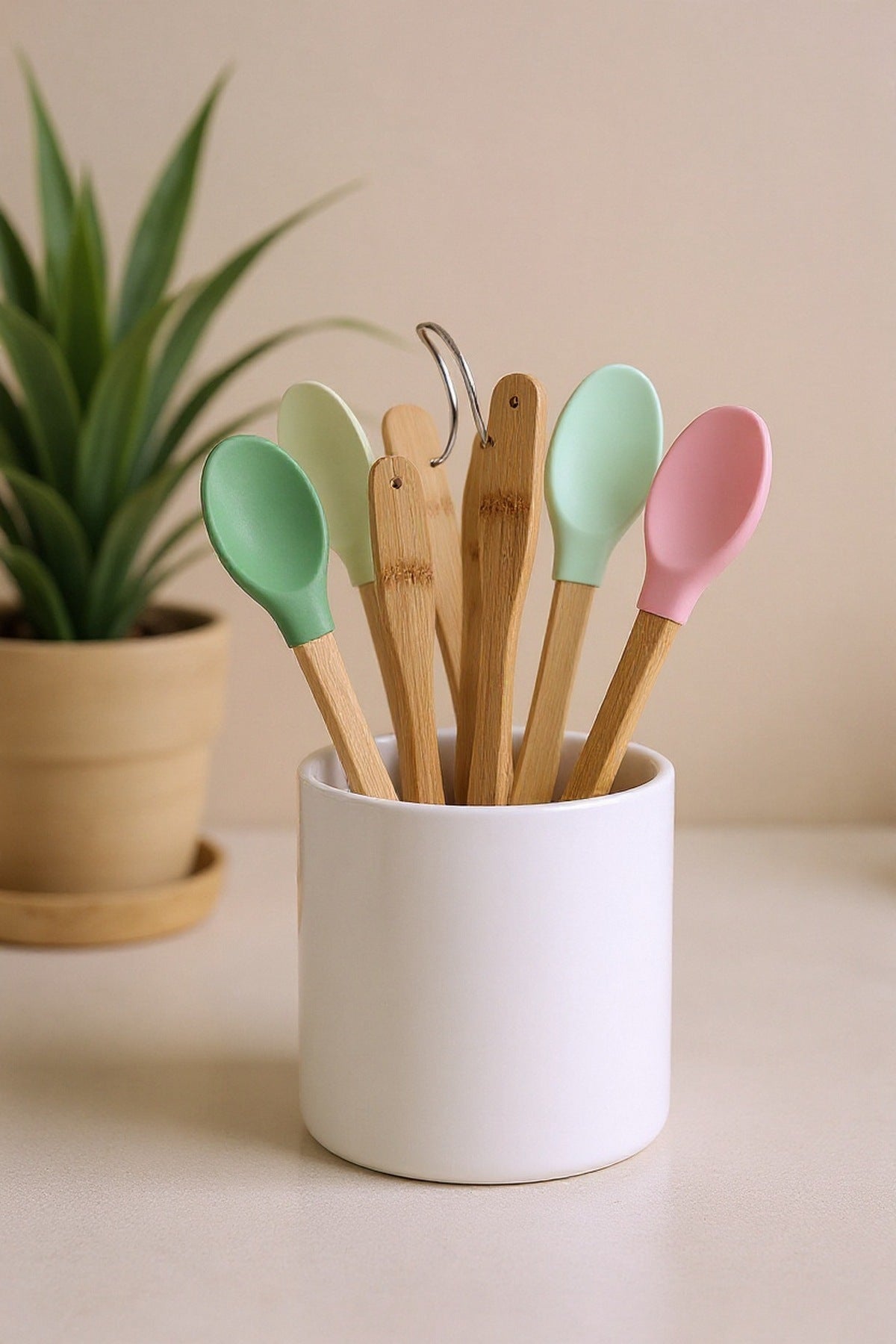5 Parça Bambu Saplı Silikon Pişirme Seti sofra üzerinde kullanım görüntüsü